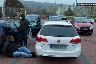 Polícia zadržala zlodeja, ktorý sa opakovane snažil ukradnúť auto.