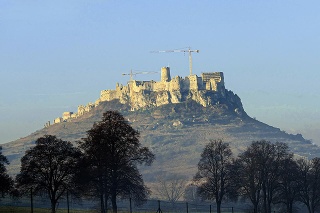 Žeriavy budú na hrade
minimálne do roku 2023.