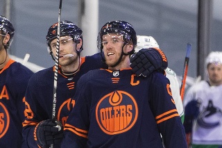 Kapitán Edmontonu Oilers Connor McDavid získal druhýkrát v kariére Hartovu trofej pre najužitočnejšieho hráča sezóny v zámorskej hokejovej NHL.