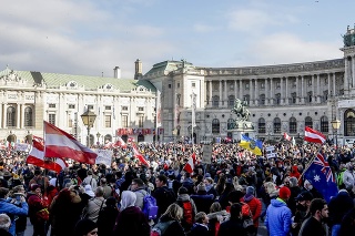 Ľudia protestujú proti sprísneniu pandemických opatrení vo Viedni v sobotu 20. novembra 2021. 