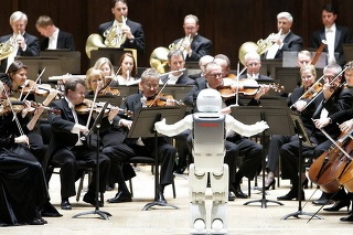 Robot s dirigentskou paličkou viedol orchester pri hraní skladby The Impossible Dream (Nemožný sen).