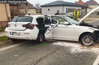 Mladý 23-ročný vodič vozidla BMW mal naraziť do stĺpa verejného osvetlenia. 