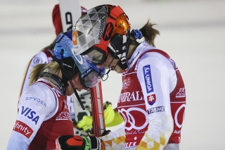 Slovenka Petra Vlhová (vpravo) a Američanka Mikaela Shiffrinová reagujú v cieli 2. kola slalomu Svetového pohára alpských lyžiarok vo fínskom Levi.