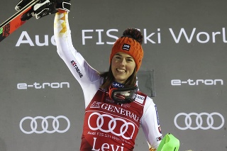 Slovenka Petra Vlhová sa teší na pódiu z triumfu v slalome Svetového pohára alpských lyžiarok vo fínskom Levi.