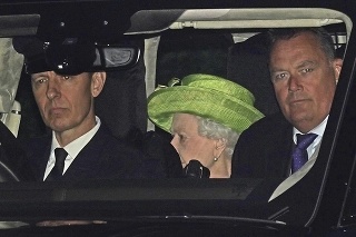 Kráľovná opúšťa Windsor po krstinách. 