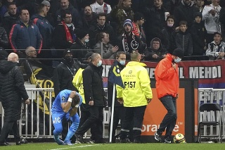 Futbalista Dimitri Payet z Marseille sa drží za hlavu počas zápasu 14. kola francúzskej ligy Lyon - Marseille.