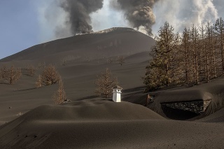 Sopečná erupcia na ostrove La Palma ani po štyroch týždňoch neustáva.