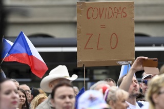 V Prahe proti opatreniam a COVID pasom protestujú stovky ľudí.