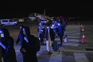Do Grécka letecky evakuovali vyše 100 Afgancov, ohrozených Talibanom