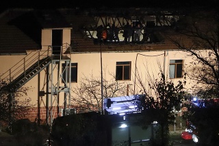 Policajti a vyšetrovatelia na mieste zhorenej strechy v opatrovateľskom domove.