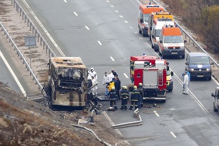  Hasiči a forenzní experti vyšetrujú na mieste nehody autobusu v bulharskom Bosneku.
