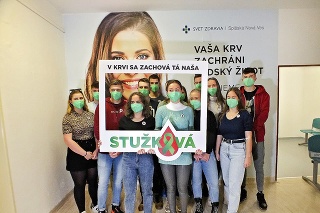 Maturanti Gymnázia Školská v Spišskej Novej Vsi
mali symbolickú stužkovú na transfúznej stanici.