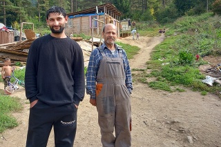 Peter Mirga (30) a Alojz Dirga (58) bývajú v načierno postavenej lokalite Háj a tešia sa, že sa presťahujú.