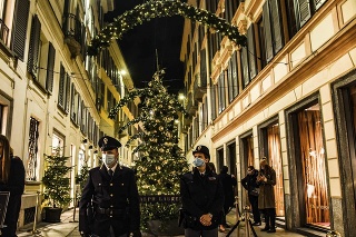 Policajti pod vianočnou výzdobou v Miláne.