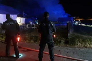 Oheň zachvátil dva drevené príbytky pred 20.00 h.
