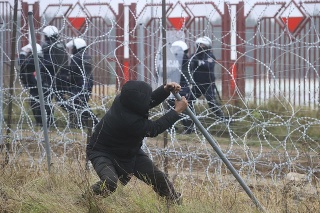 Poľské ozbrojené zložky v utorok v okolí obce Kužnica použili slzotvorný plyn proti migrantom, ktorí na nich spoza pohraničného plota hádzali kamene a zábleskové granáty.