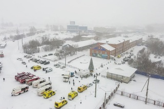 Záchranné zložky zasahujú po výbuchu a požiari v uhoľnej bani v Kemerovskej oblasti na ruskej Sibíri