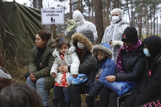 Migranti pri pri logistickom centre na poľsko - bieloruskej hranici.