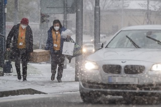 Husté sneženie v popoludňajších hodinách v Bratislave 26. novembra 2021.