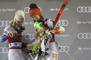 Slovenka Petra Vlhová (vpravo) sa teší na pódiu z triumfu v slalome Svetového pohára alpských lyžiarok vo fínskom Levi.