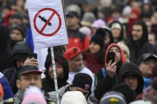 V Prahe proti pandemickým opatreniam protestovalo zhruba 3000 ľudí.