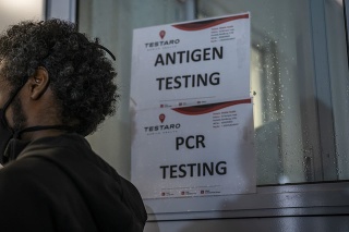 Muž na testovaní na ochorenie COVID-19 v Johannesburgu.