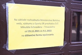Oznam o dištančnej výučbe na dverách Základnej umeleckej školy (ZUŚ) Mikuláša Schneidera - Trnavského v Trnave.