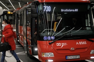 Autobus spoločnosti Arriva na stanici Nivy.