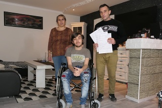 Matka Klaudia (38) so synom Matúšom (16)
a otcom Marekom (40) sú bez auta bezmocní.