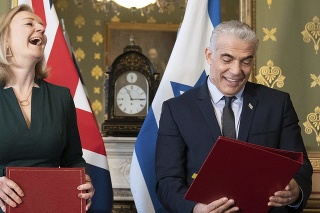 Britská ministerka zahraničných vecí Lizz Trusová a izraelský minister zahraničných vecí Jair Lapid
