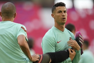 Cristiano Ronaldo (vpravo) sa na sociálnej sieti instagram ohradil voči vyjadreniam šéfredaktora týždenníka France Football Pascala Ferreho. 