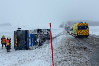 Pri Plzni sa popoludní prevrátil linkový autobus nabok, ľahšie sa zranili dve dôchodkyne a vodič.