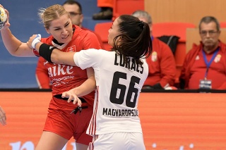 Na snímke zľava Simona Szarková (Slovensko) a Viktória Lukácsová (Maďarsko) počas zápasu v 5. skupine druhej fázy kvalifikácie ME 2022.