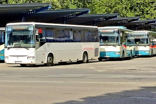 Arriva zabezpečuje dopravu 225 autobusmi. 