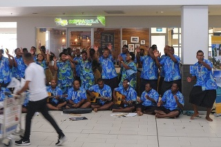 Na snímke ľudia prichádzajú na medzinárodné fidžijské letisko Nadi 1. decembra 2021.