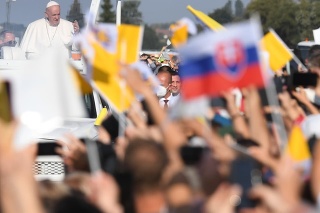 Posledný deň oficiálnej návštevy Slovenska zavítal pápež František na pútnicke miesto v Šaštíne. Na snímke pápež František prichádza v papamobile na svätú omšu na otvorenom priestranstve pri Národnej svätyni do Šaštína 15. septembra 2021.