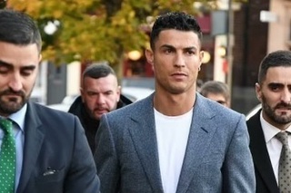 Na snímke Cristiano Ronaldo s ochrankou. 