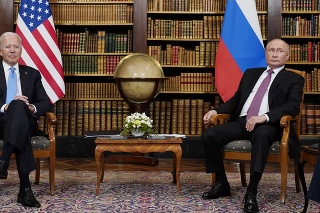 Ruský prezident Vladimir Putin (vpravo) a americký prezident Joe Biden