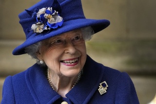 Kráľovná nešetrila úsmevmi.