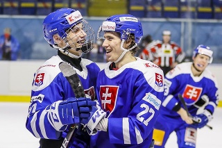 Na snímke zľava Juraj Slafkovský a Andrej Kollár (obaja SR) v druhom prípravnom zápase slovenskej hokejovej reprezentácie pred majstrovstvami sveta v lotyšskej Rige proti Logtyšsku.