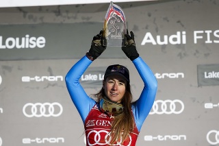 Na snímke talianska lyžiarka Sofia Goggiová sa teší po víťazstve v zjazde žien Svetového pohára v alpskom lyžovaní v Lake Louise.