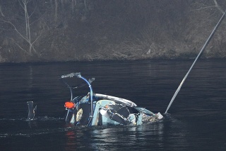 Výletný vrtuľník, ktorý sa so štyrmi pasažiermi na palube zrútil do rieky Váh v katastri obce Šintava v okrese Galanta. 