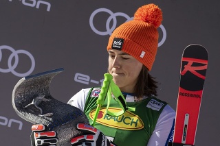 Slovenka Petra Vlhová sa teší v cieli druhého kola obrovského slalomu Svetového pohára alpských lyžiarok na ľadovci Rettenbach v rakúskom Söldene.