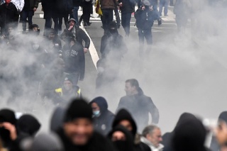 Demonštranti počas protestu proti koronavírusovým opatreniam v belgickom Bruseli v nedeľu 5 decembra 2021.
