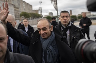 Francúzsky kontroverzný bývalý novinár, spisovateľ a pravicový ultranacionalista Éric Zemmour počas návštevy katedrály v Marseille 27. novembra 2021. Éric Zemmour by mal v utorok 30. novembra oficiálne ohlásiť svoj úmysel kandidovať v budúcoročných prezidentských voľbách.