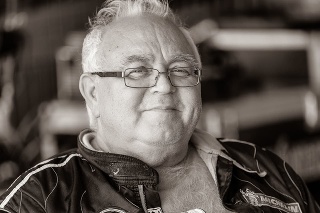 Po krátkej a ťažkej chorobe zomrel vo veku 70 rokov slovenský reprezentant motoristického športu a automobilový pretekár Rudolf Machánek.