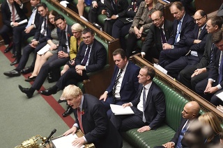 Na archívnej snímke britský premiér Boris Johnson počas debaty v Dolnej snemovni britského parlamentu v Londýne.