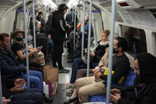 20. októbra 2021, Londýn: Ľudia cestujú metrom, kde by mali mať podľa pravidiel zakryté ústa a nos ochranným prostriedkom.