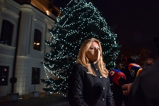 Prezidentka Zuzana Čaputová rozsvietila vianočný stromček pred palácom.