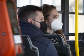 Cestujúci s respirátormi v pražskej MHD.